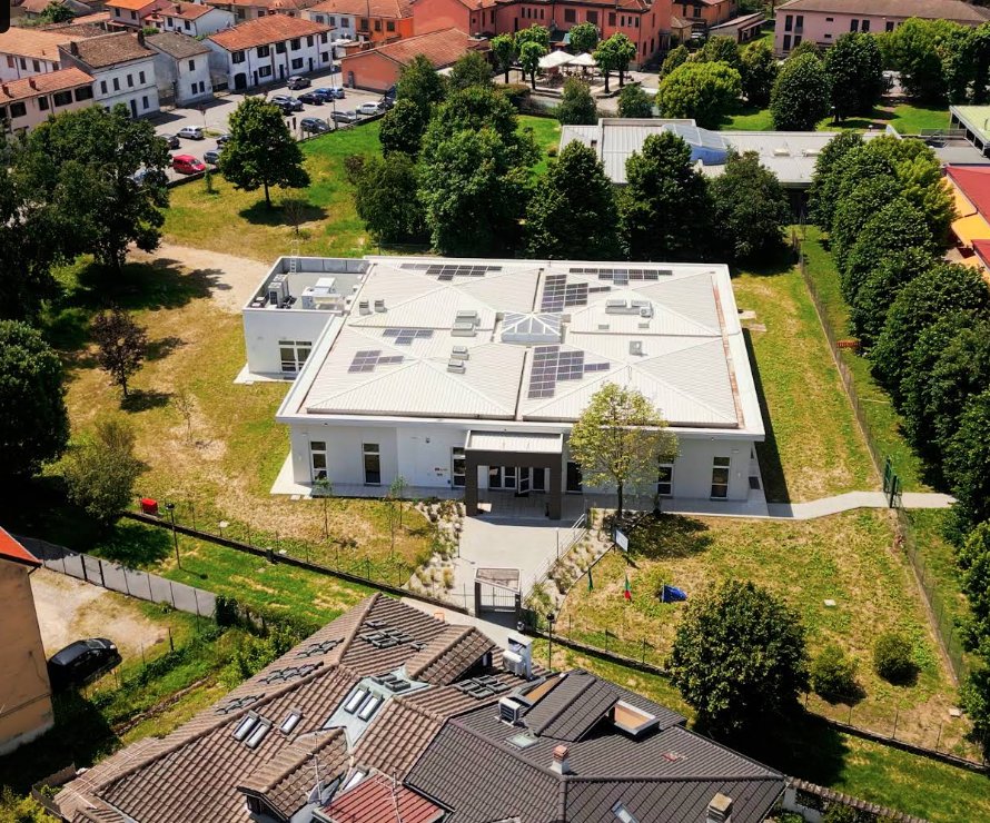 Il Centro Civico Morosini di Rosate visto dall'alto